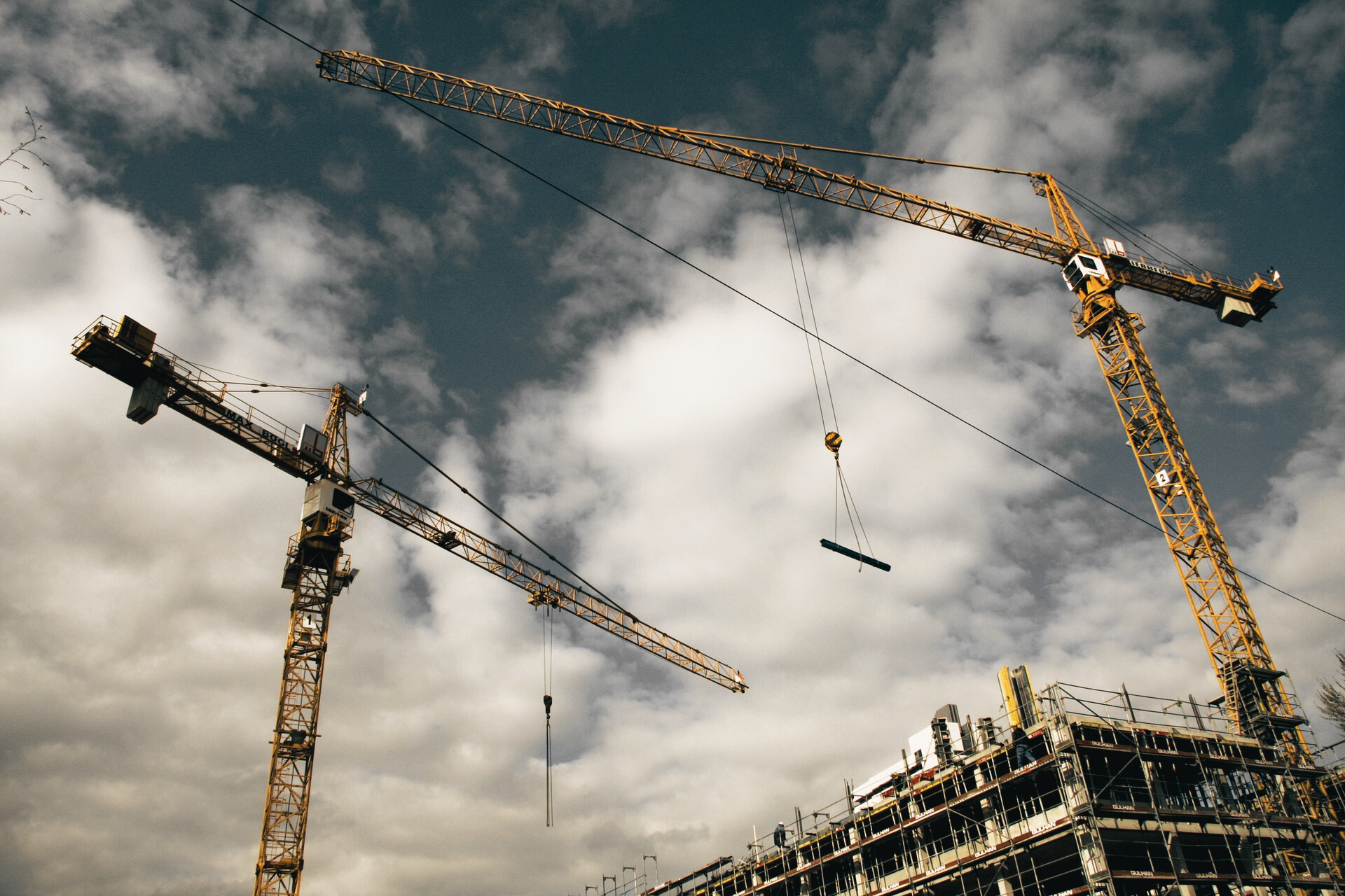 Deweloperzy dopięli swego. Rząd mięknie i przekłada termin wprowadzenia ważnych przepisów. Co z cenami mieszkań?