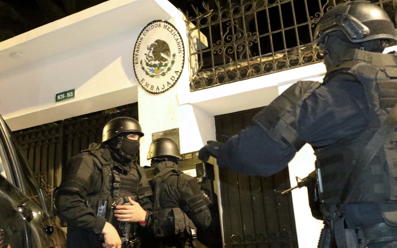 Szturm na ambasadę i zerwane stosunki. Polityk-przestępca powodem kryzysu międzynarodowego