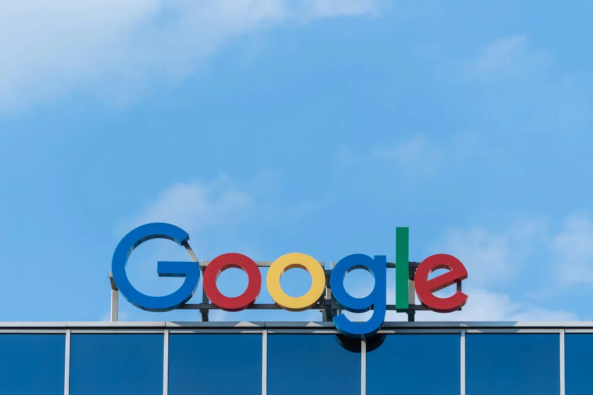 Google, chcąc uniknąć konsekwencji, zmienia zasady dotyczące pracowników zewnętrznych