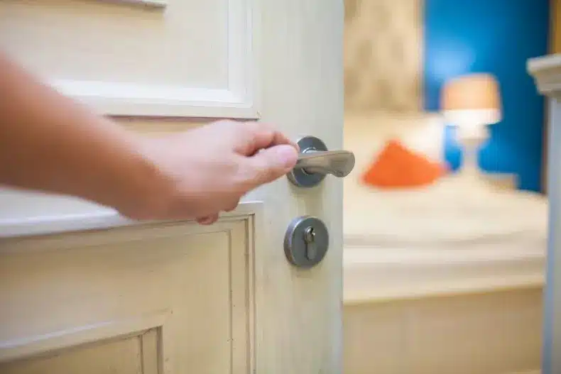 Poczta wejdzie do domu pod nieobecność właściciela – czyli uroki „inteligentnych” rozwiązań