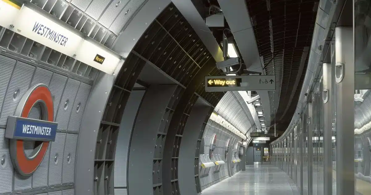 Metro oraz Amazon „śledzą emocje” – i okradają pasażerów – bez ich wiedzy i zgody. Wyciekły dokumenty