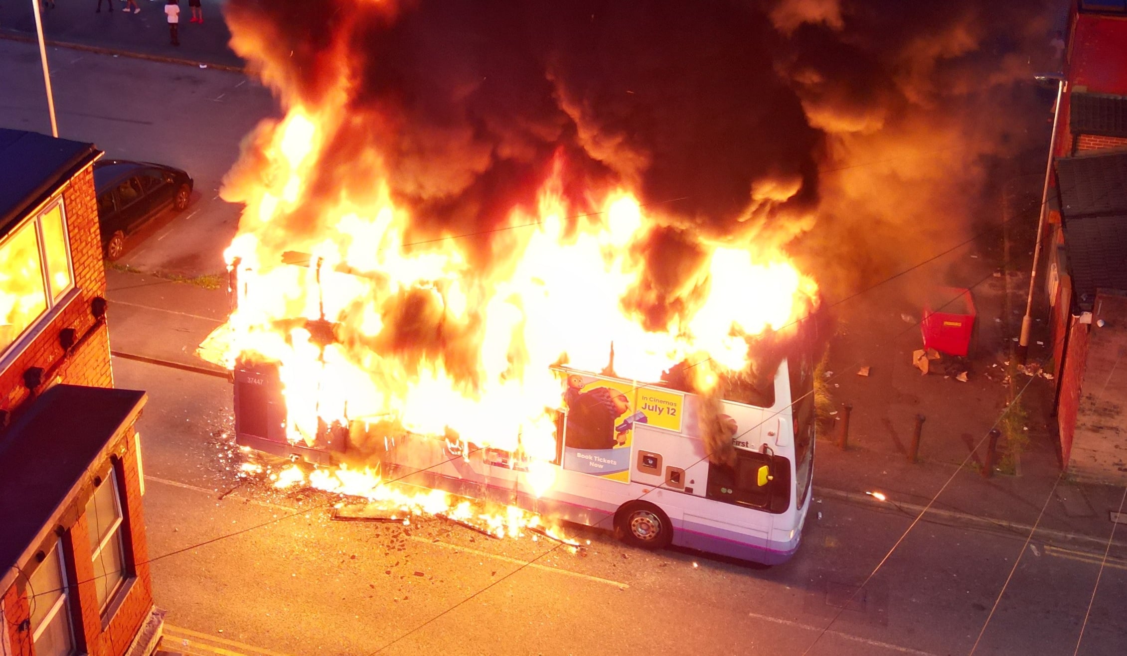 Ogień na ulicach. Zamieszki na Wyspach, sprawcy ze „środowisk etnicznych”