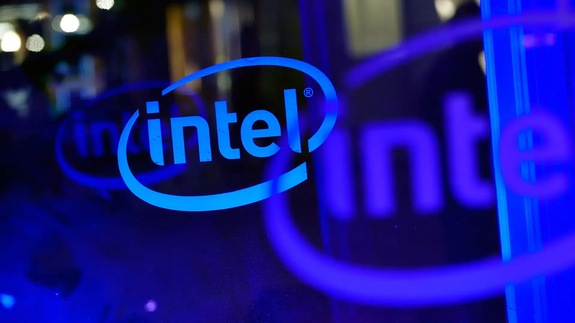 Intel w kłopotach: firma zwalnia tysiące pracowników, wstrzymuje wypłatę dywidendy