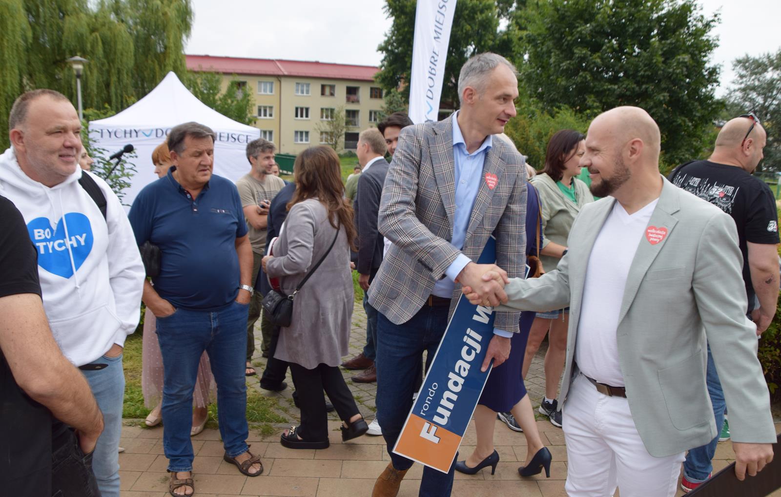 Tychy: Jerzy Owsiak odsłonił tablicę ronda Fundacji WOŚP. Cieszył się, iż nazwa ta nie budziła sprzeciwu…
