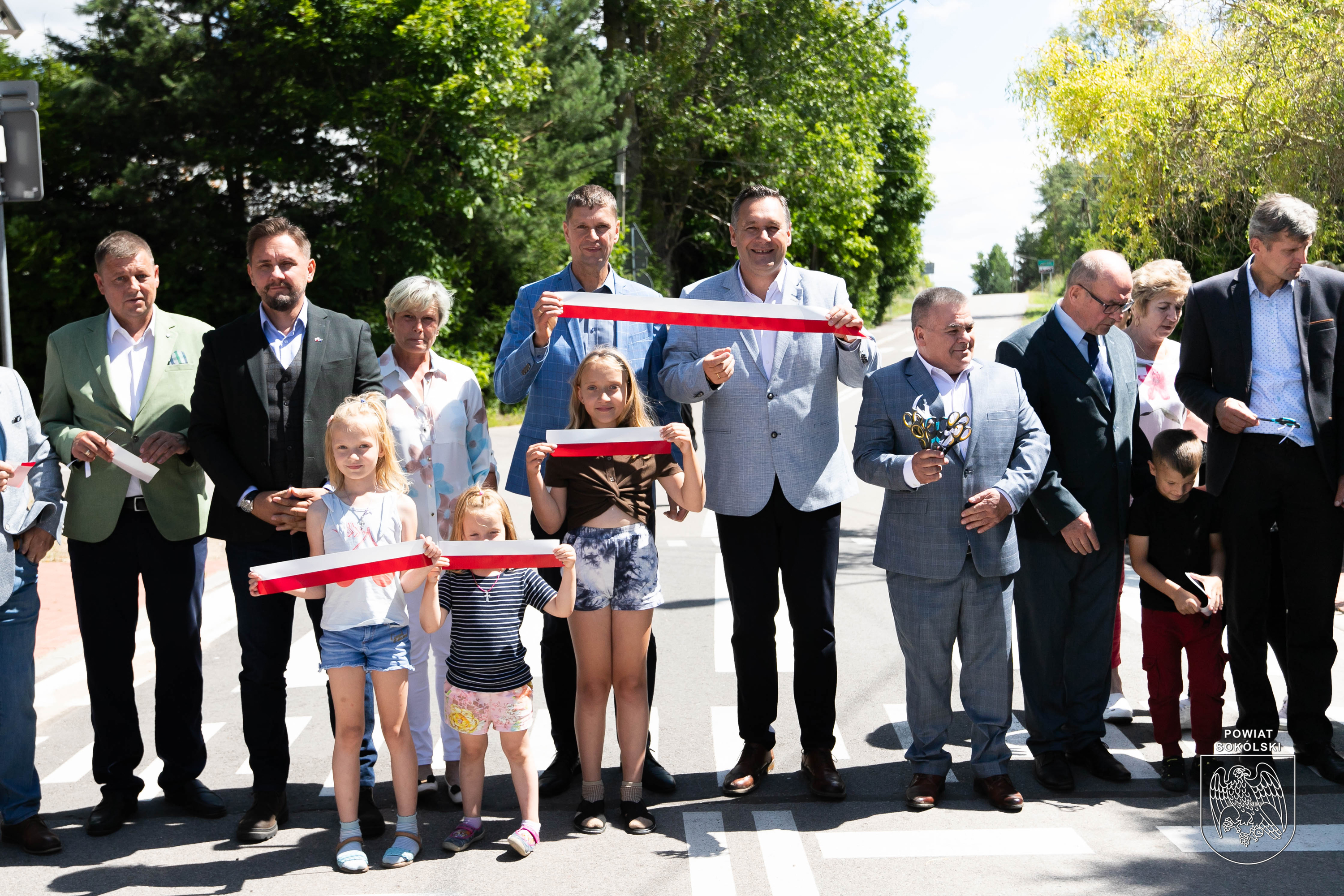 Mieszkańcy Chilmon mają nową drogę przez wieś. 