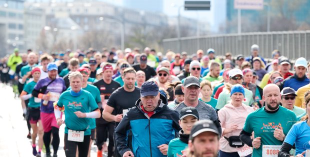 Tysiące biegaczy na stołecznych ulicach. W niedzielę Półmaraton Warszawski [TRASA]