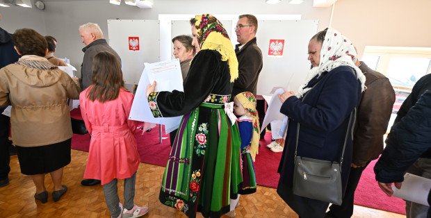 Frekwencja w wyborach samorządowych bliska 52 proc. [DANE PKW]